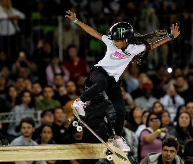 Rayssa Leal de Brasil en acción este domingo durante el Campeonato Mundial de Skate en la modalidad Street, en el Parque Anhembi, en la ciudad de Sao Paulo (Brasil).