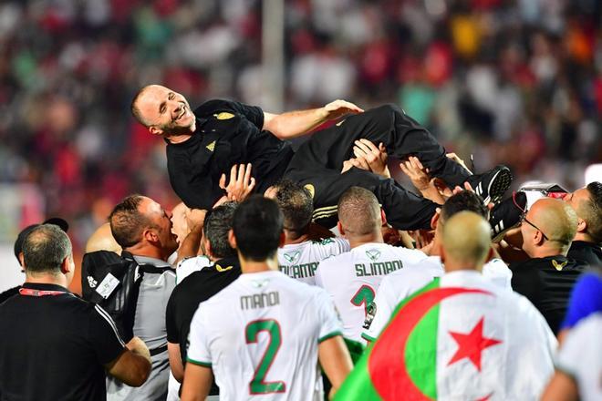 El entrenador de Algeria Djamel Belmadi es manteado durante la celebración por la victoria en la final de la Copa África 2019  (CAN) en el Cairo International Stadium en El Cairo.