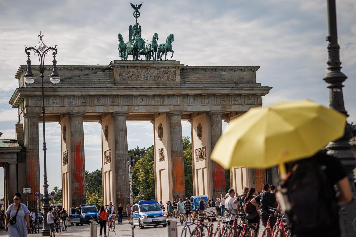 Berlín limpia la Puerta de Brandeburgo tras la protesta de activistas climáticos