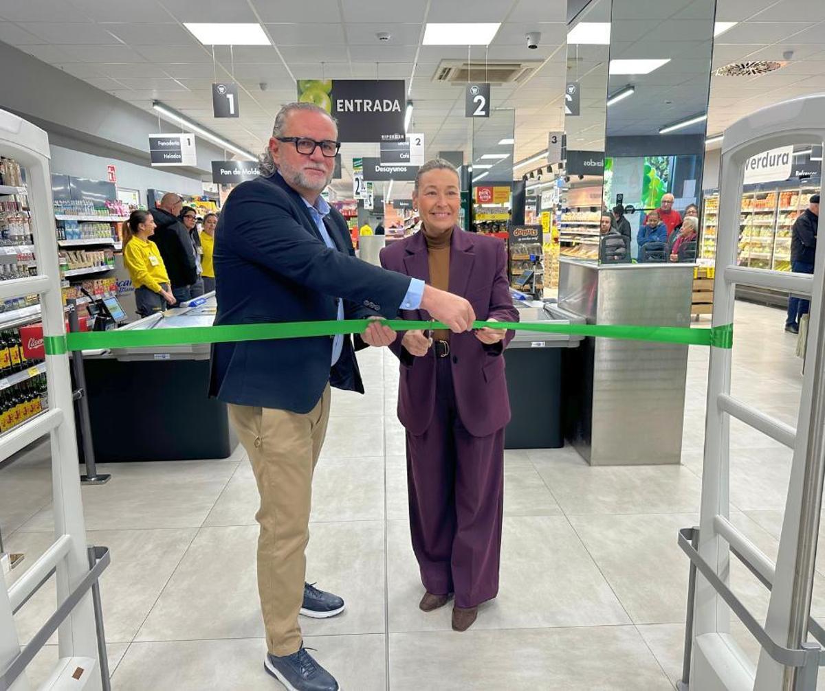 Un momento de la inauguración del nuevo establecimiento de Hiperber en Alicante.