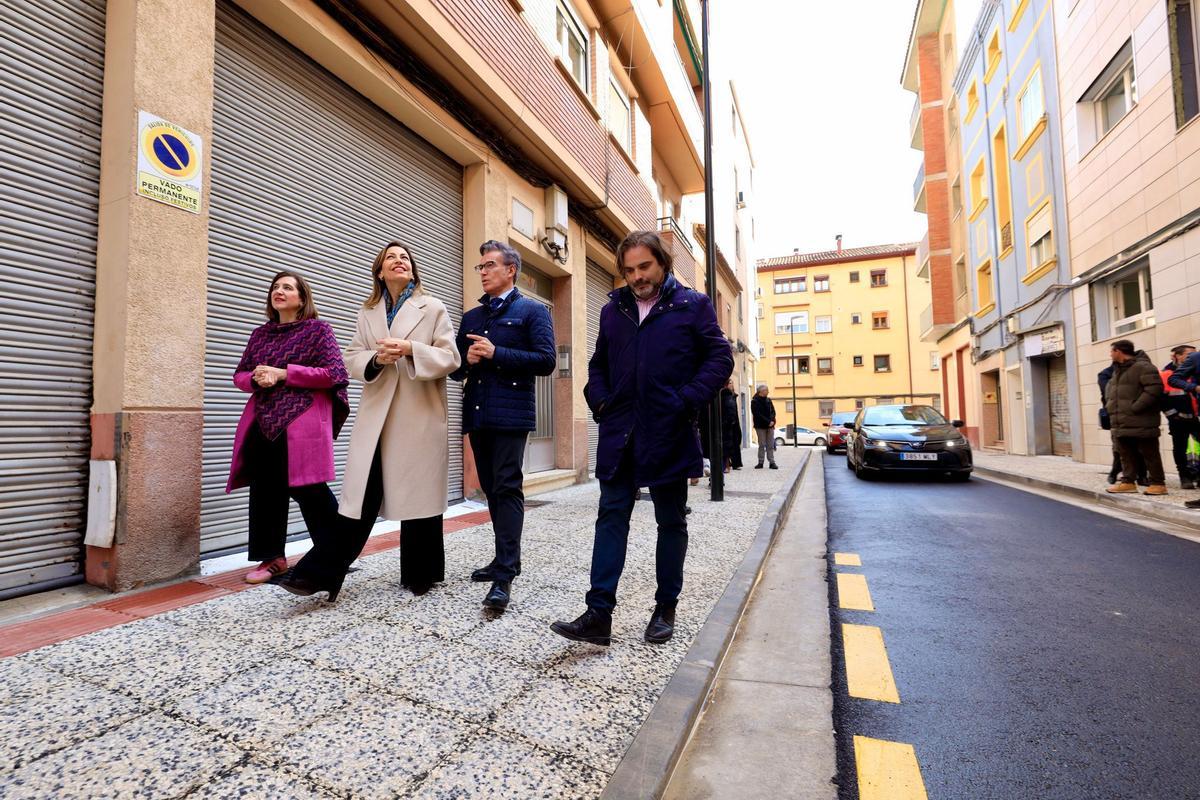 La alcaldesa y el concejal de Urbanismo en su visita este lunes a la calle Gil Morlanes.