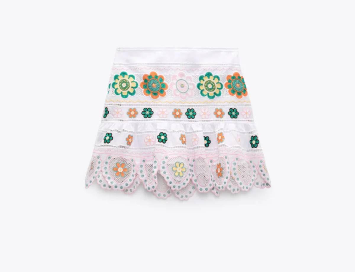 Minifalda blanca con bordados de flores, de Zara