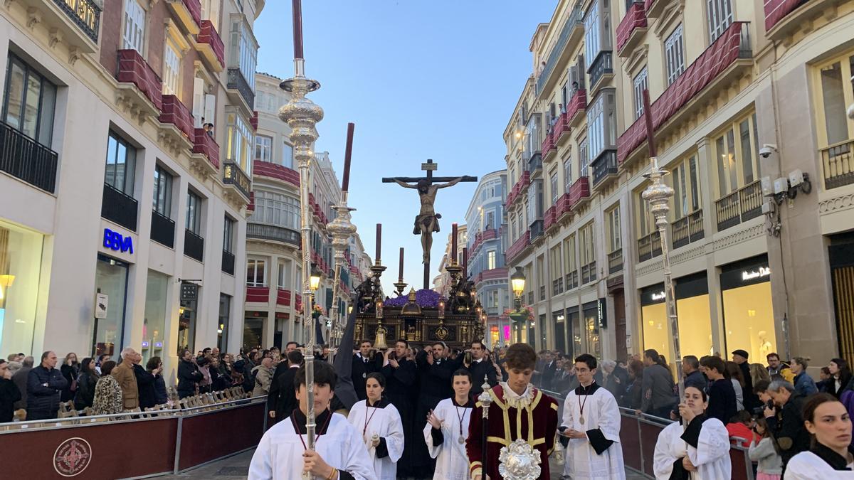 El Cristo de la Redención, de Dolores de San Juan, por la calle Larios en el Viernes Santo de 2023.