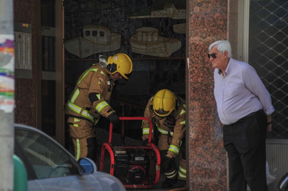 Cinco intoxicados por humo a causa de un incendio en una vivienda de Vilagarcía. El fuego comenzó en la cocina de la séptima planta de un edificio en Rosalía de Castro