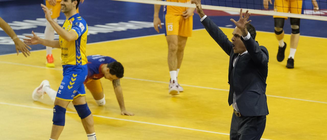 Sergio Miguel Camarero celebra un punto junto a Paulo Renan en el choque frente al Monza de la ida de cuartos de final disputado en el CID