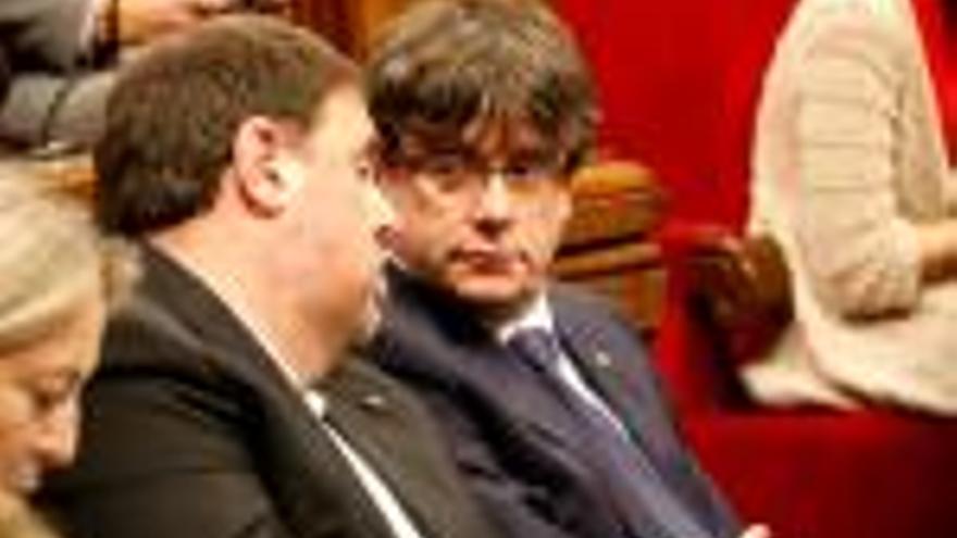 Oriol Junqueras conversa amb Carles Puigdemont, al Parlament.