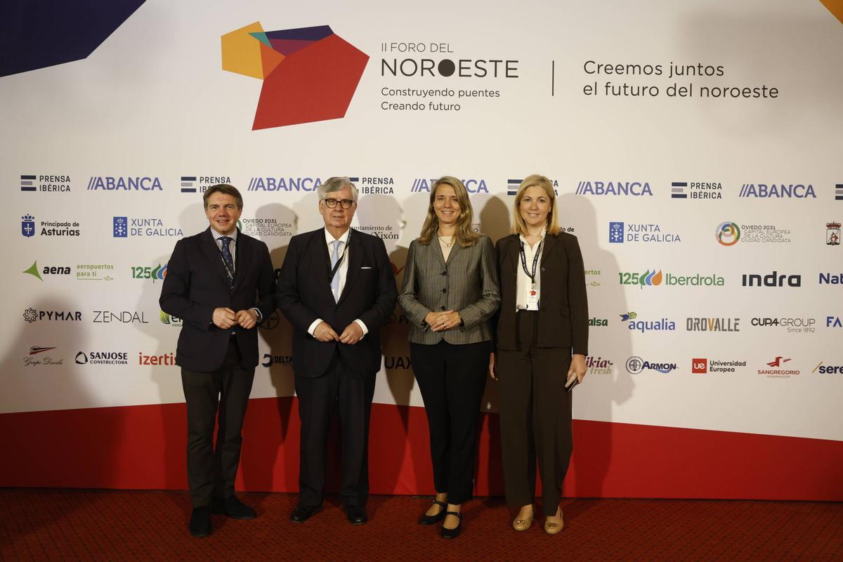 Por la izquierda, José Luis Álvarez Almedia, presidente de Hostelería de España; Juan Manuel Vieites, presidente de la Confederación de Empresarios de Galicia; Ángela de Miguel, presidenta de la Confederación Española de la Pequeña y Mediana Empresa (Cepyme), y Carmen Alsina, directora de Relaciones Institucionales de la CEOE. Por la izquierda, José Luis Álvarez Almedia, presidente de Hostelería de España; Juan Manuel Vieites, presidente de la Confederación de Empresarios de Galicia; Ángela de Miguel, presidenta de la Confederación Española de la Pequeña y Mediana Empresa (Cepyme), y Carmen Alsina, directora de Relaciones Institucionales de la CEOE.