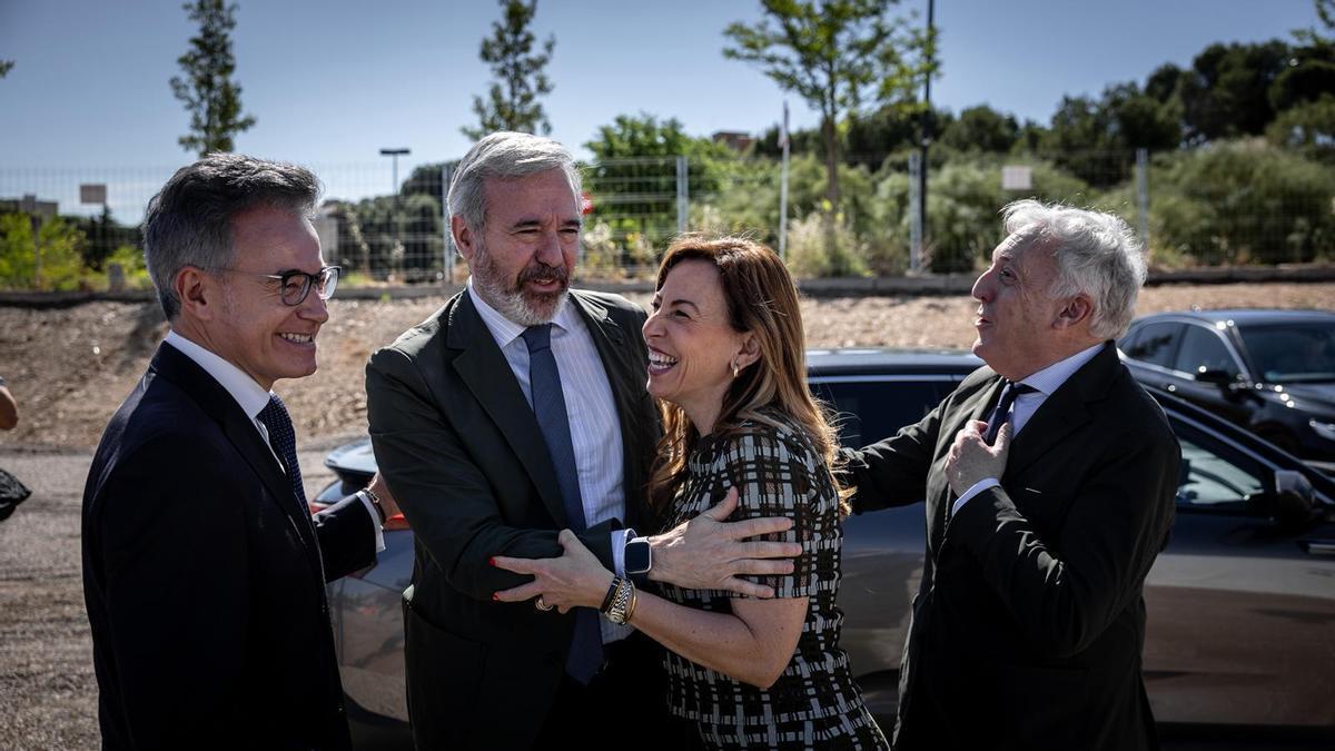 Víctor Serrano, Jorge Azcón, Natalia Chueca y Octavio López se saludan en el solar donde se levantarán más de 300 viviendas.