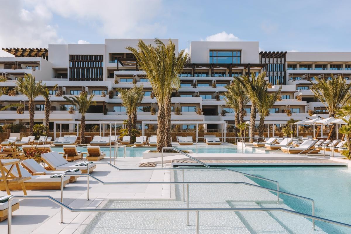 El resort cuenta con 150 habitaciones, 161 suites y 47 villas con piscina y terraza privadas.