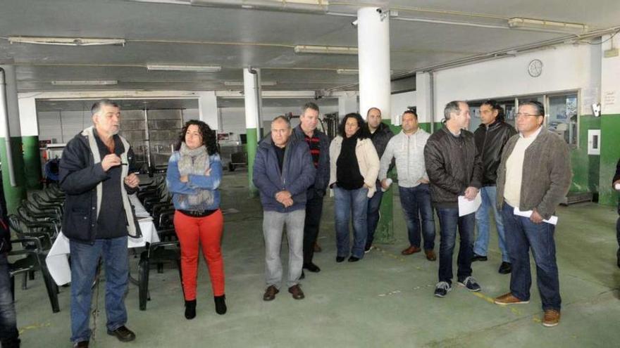 Representantes de diversas organizaciones de bateeiros, marisqueo y pesca de bajura se reunieron ayer en la lonja de Carril. // Noé Parga