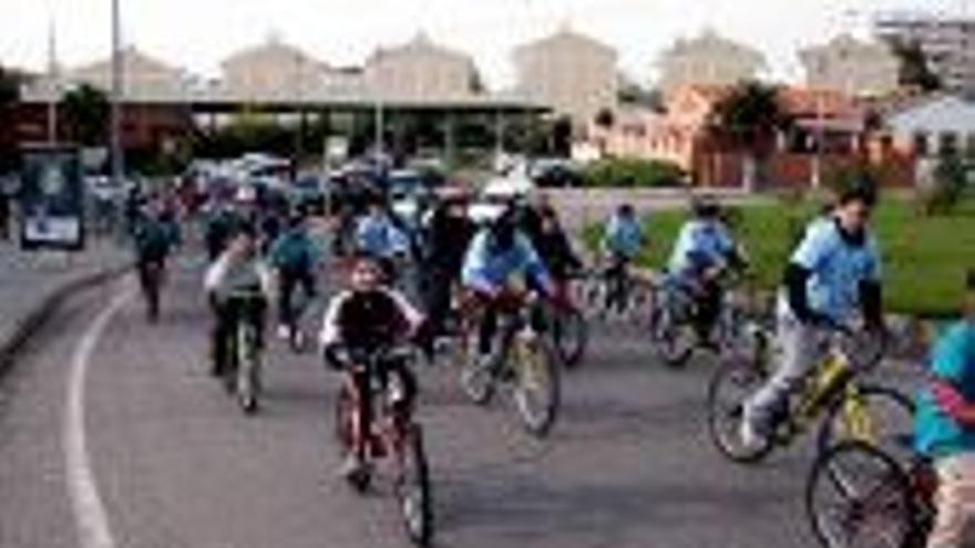 200 personas recorren la ciudad en bici