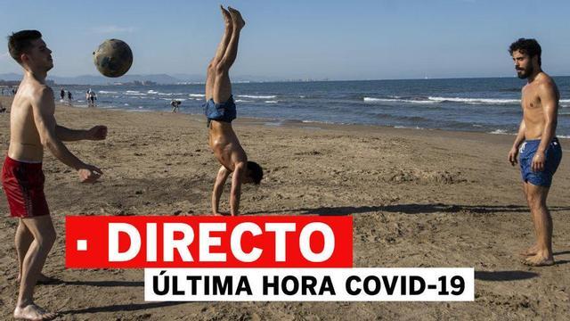 Jóvenes en la playa de Malva-rosa ayer.