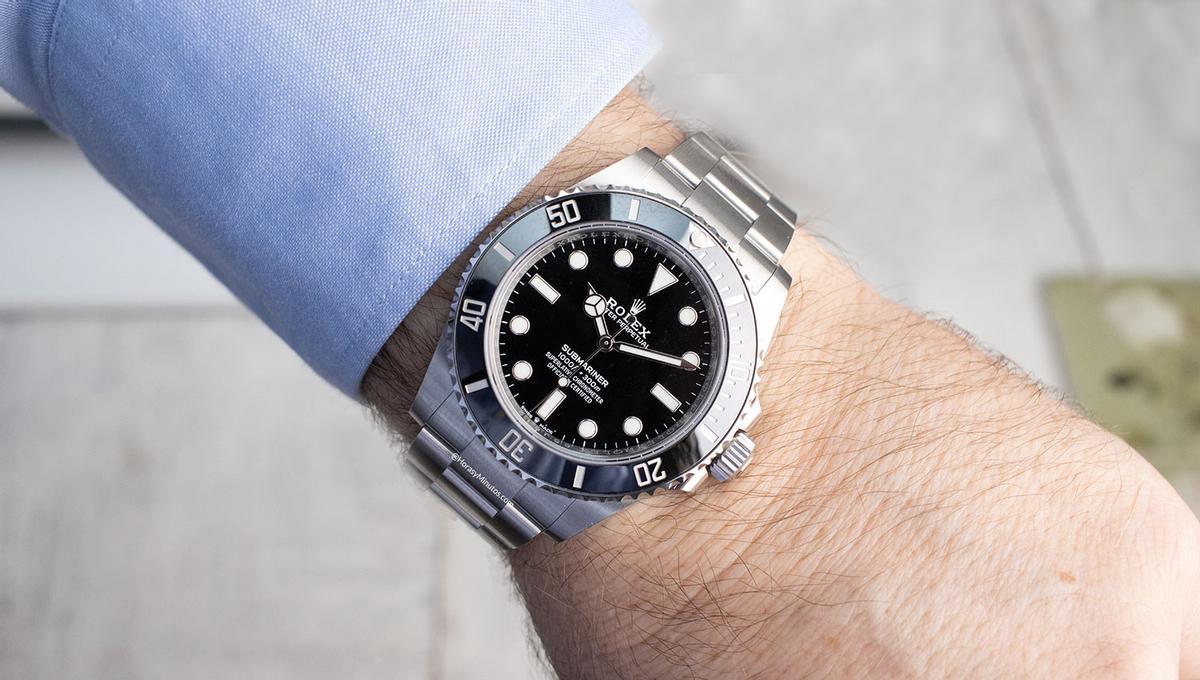 Un hombre luce en la muñeca un Rolex Submariner como el robado en La Manga.