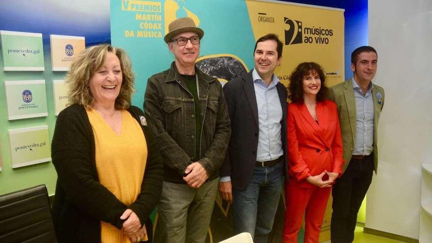 Carme Fouces, Ramón Bermejo, Jacobo Sutil, Yara Bueno y Xosé Leal en la presentación de la gala de los Premios Martín Códax. // R. Vázquez