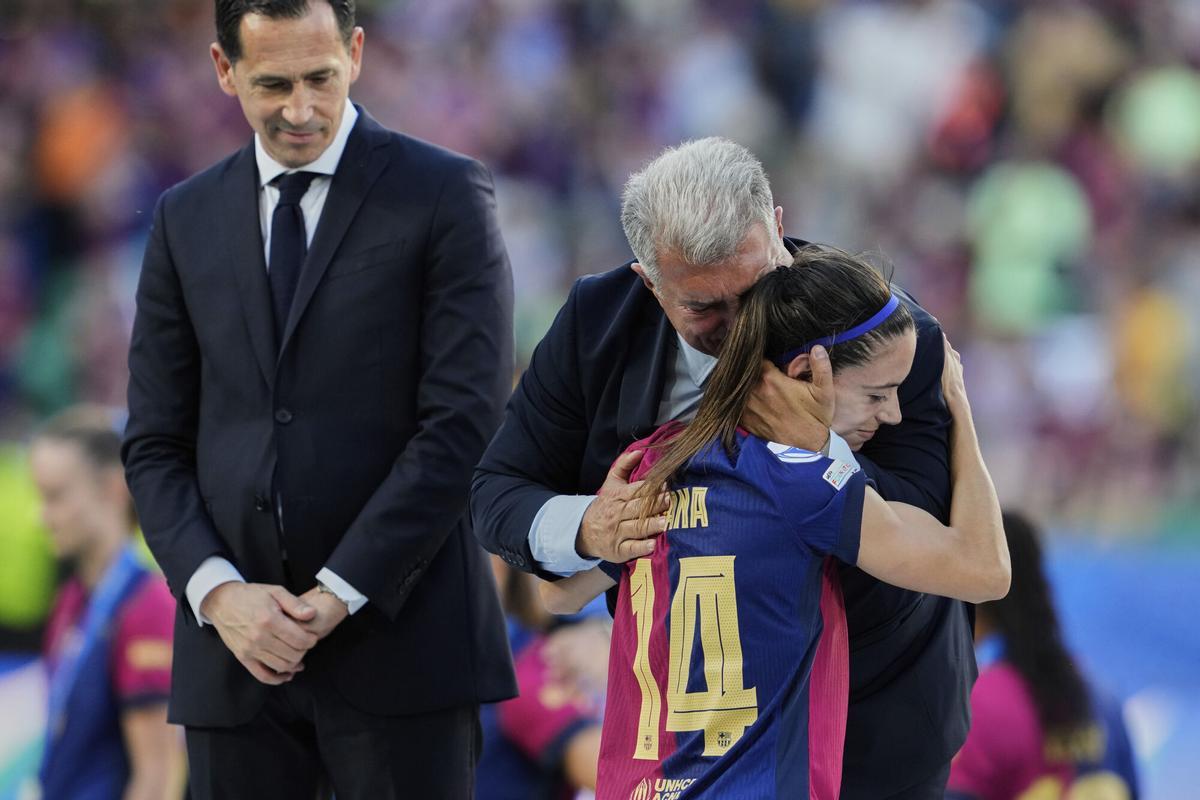 Aitana Bonmatí y Joan Laporta, abrazados tras la derrota.