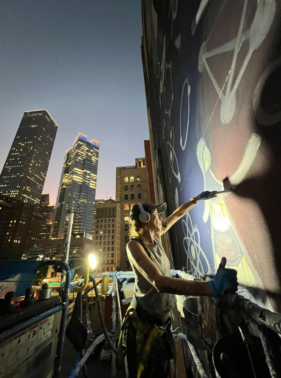 La artista, en el proceso de creación del mural en Houston.