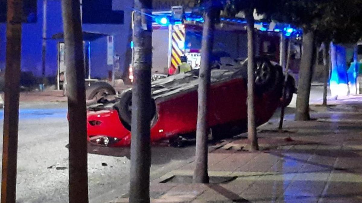 El coche, ruedas arriba en el lugar del siniestro en el Barrio del Progreso de Murcia.