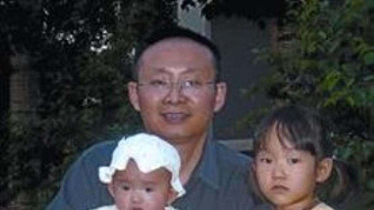 Fuera de la ley 8El profesor Yang Zhizhu con sus dos hijas.