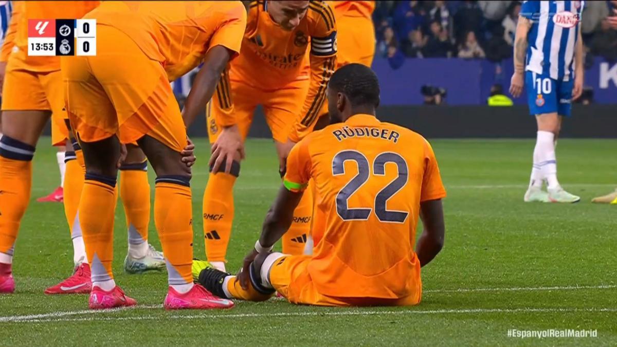 Rüdiger, en el césped del RCDE Stadium tras lesionarse durante el Espanyol-Real Madrid