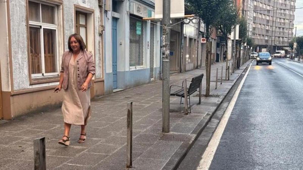 La concelleira de Acción Urbana, Begoña Balado, en una acera de la N-547