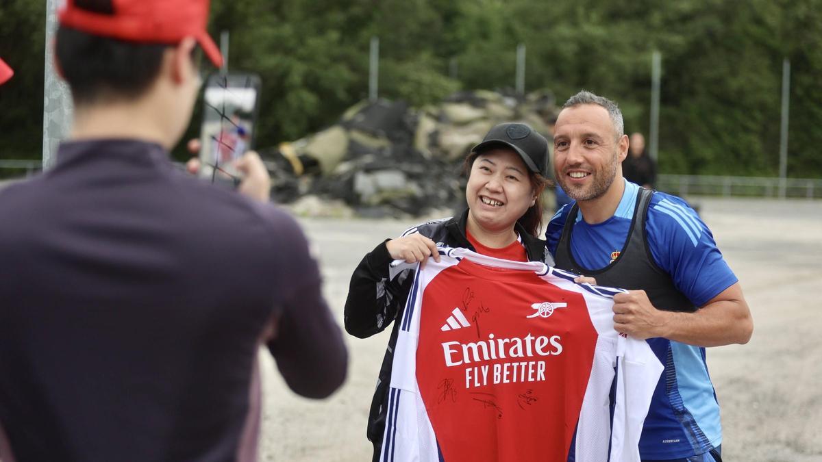 Los aficionados chinos, con Cazorla.