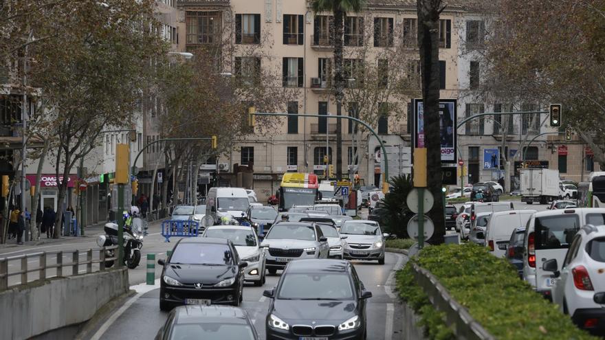 Así es el colapso en Palma por el cierre de las Avenidas debido a un vertido de gasoil