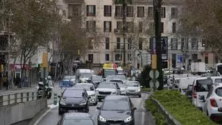 Colapso en Palma por el cierre de las Avenidas, desde la Rambla hasta la Costa del Gas, por un vertido de gasoil