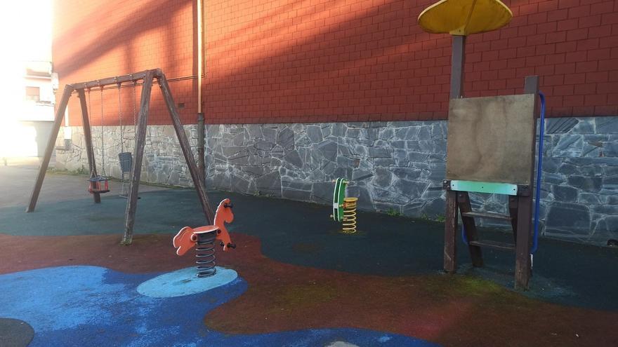 Los vecinos denuncian el mal estado del parque infantil de Barros, en Langreo, sin tobogán y con columpios rotos