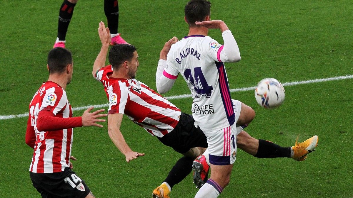 De Marcos, luchando un balón con el Athletic