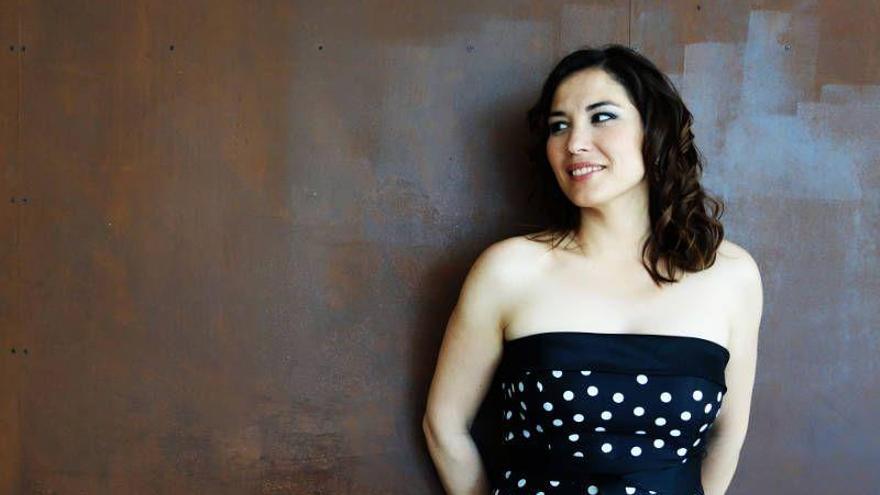 La soprano Eugenia Boix recibe el enfado del autor de una jota por versionearla