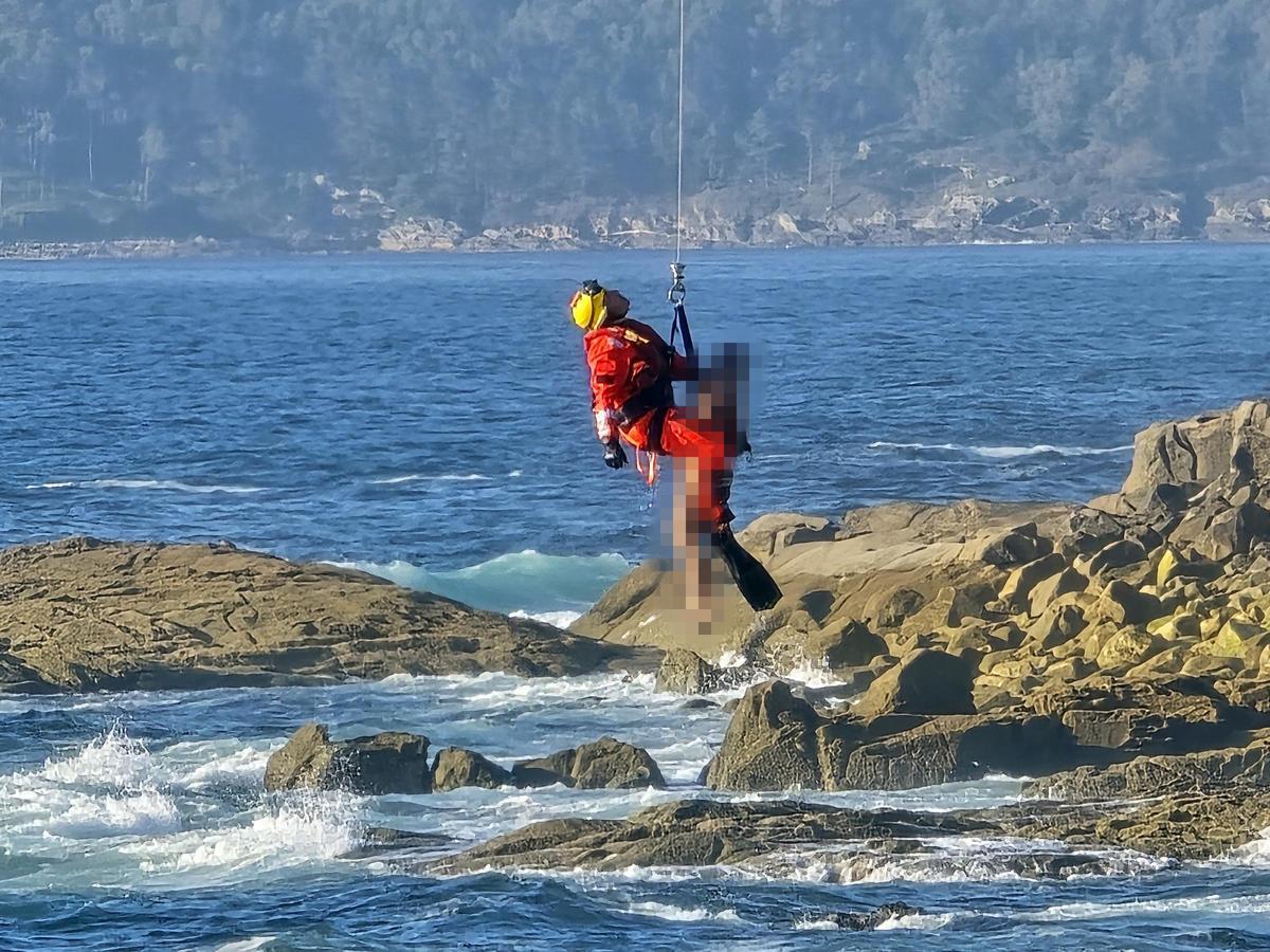 Gardacostas rescata el cuerpo de una persona ahogada en Baredo (Baiona)