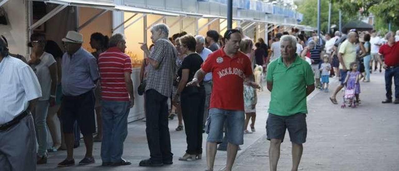 La feria está en el paseo marítimo de Cangas. // Santos Álvarez