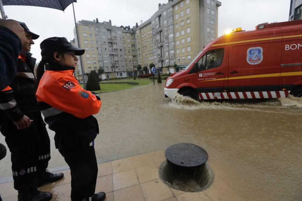 El agua anega en Oviedo la glorieta de Cerdeño