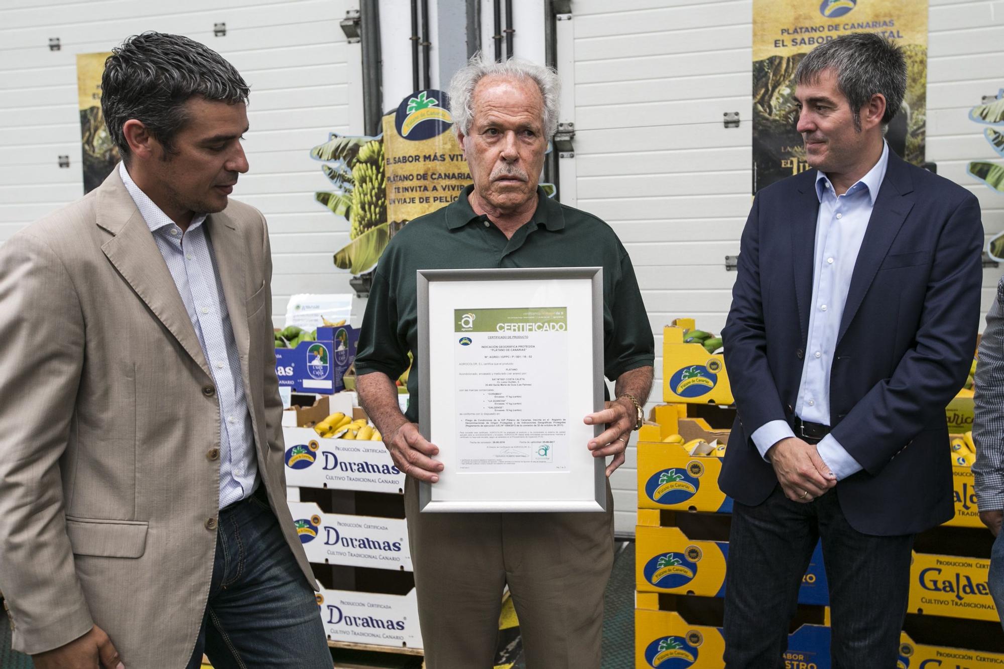 Félix Santiago, con Narvay Quintero y Fernando Clavijo, que le entregan el primer certificado de Indicación Geográfica Protegida Plátano de Canarias, en 2016