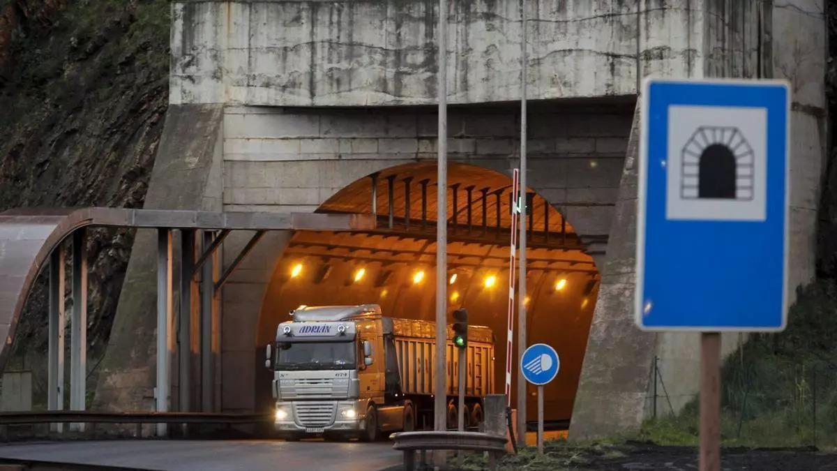 Un camión atraviesa el nuevo túnel de Aboño.