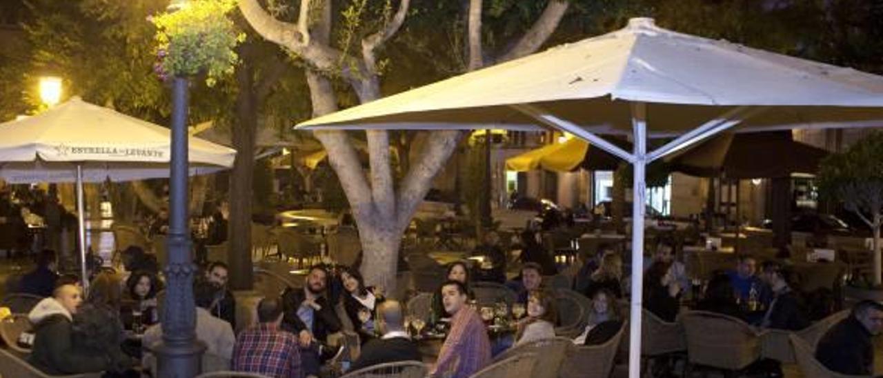 Una terraza de un establecimiento hostelero ubicada en el centro de Elche con clientes un viernes por la noche