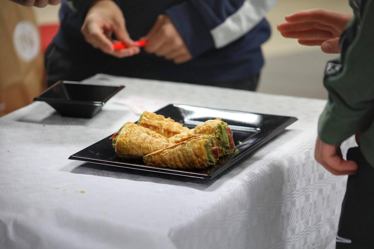 Zamora. lES María de Molina sobre un proyecto de nutrición y deporte. Los alumnos elaboran tapas saludables para los profesores.