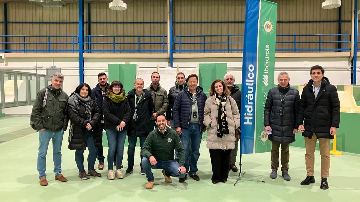 Foto de familia de responsables del Cedez e Iberdrola en el laboratorio de hidráulica de Ricobayo, en Muelas del Pan.