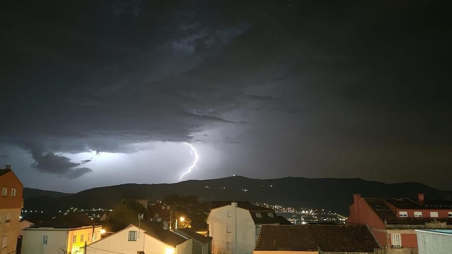 Un rayo derriba parte del tejado de una casa en Vigo