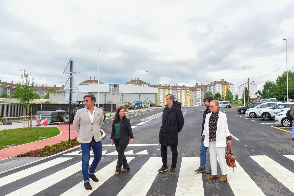 La alcaldesa de A Coruña, Inés Rey, a la izquierda, visita el nuevo vial de la avenida de A Sardiñeira para dar salida al tráfico de la estación intermodal