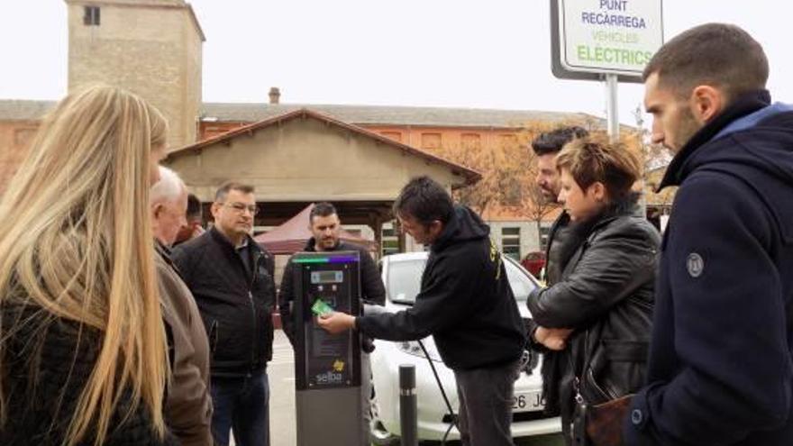 El veí de Sant Vicenç Santi Pérez va fer una demostració pràctica de la recàrrega d&#039;un vehicle elèctric