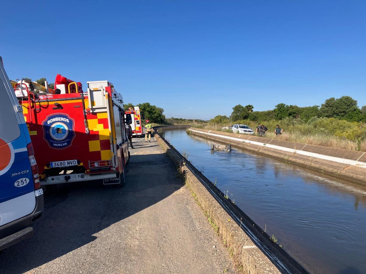 Bomberos de la Diputación de Huelva actuando en el canal de riego donde se ha hallado el vehículo