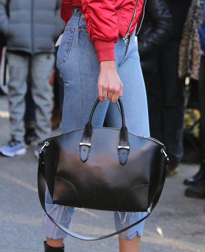 El look de Karlie Kloss: bolso de Alexander McQueen