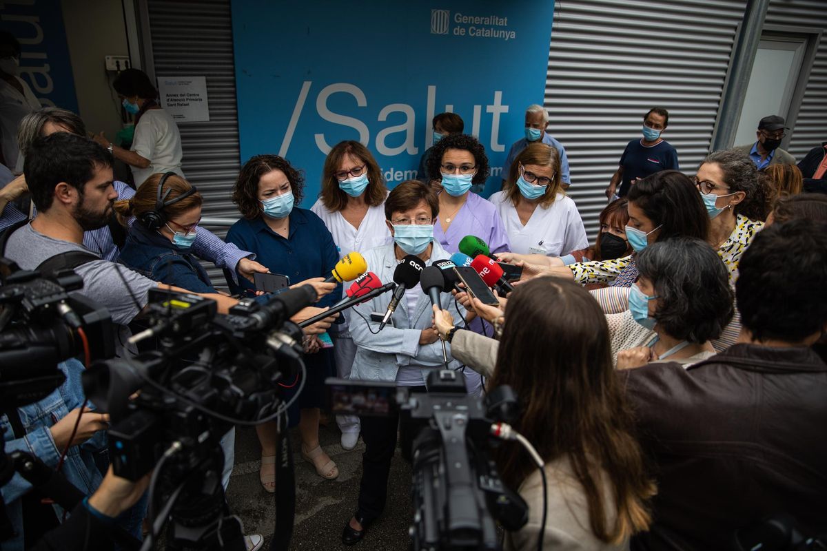 Los mayores de 60 años empiezan a vacunarse de la cuarta dosis del covid y de la gripe, este lunes en el CAP Sant Rafael de Barcelona.