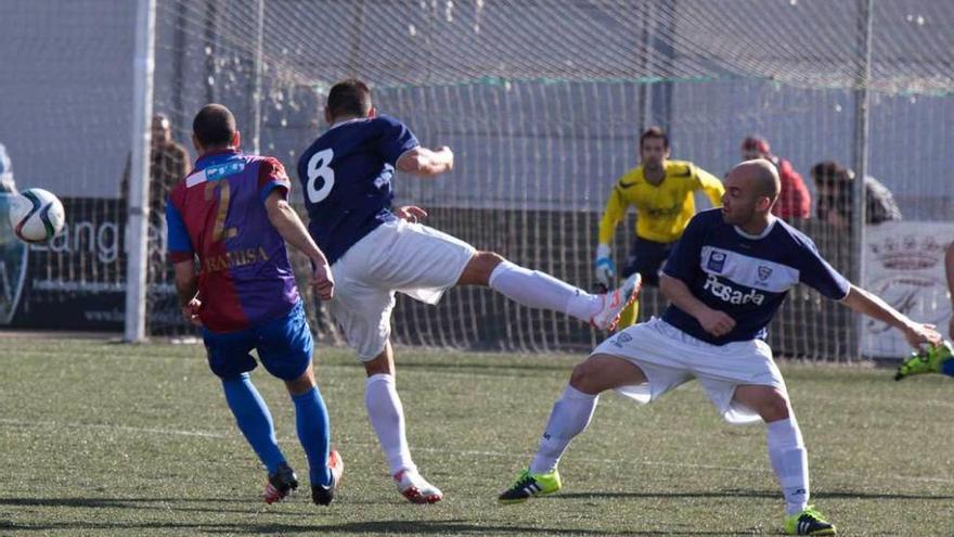 Dani López, a la derecha, pugna junto a Geni y Pablo Acebal por un balón en el Langreo-Marino de la última temporada.