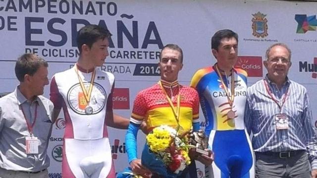 Óscar González, en el centro del podio del campeonato nacional contrarreloj Sub-23.