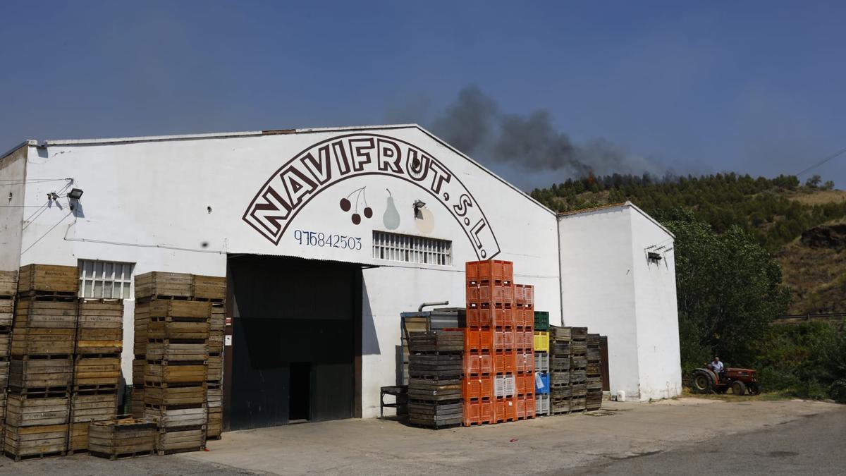 El fuego amenaza un almacén de frutas, cerca de Castejón de Armas