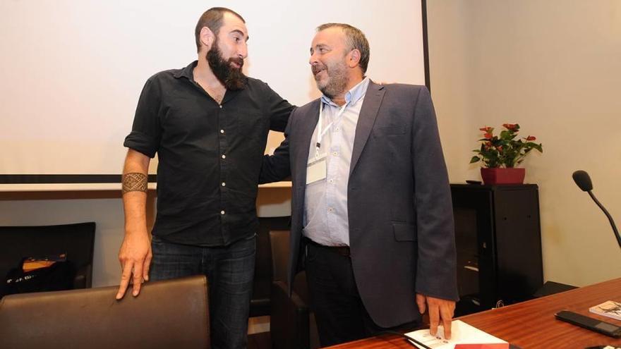 El fotoperiodista Manu Brabo fue presentado por el director de LA OPINIÓN, José Alberto Pardo.