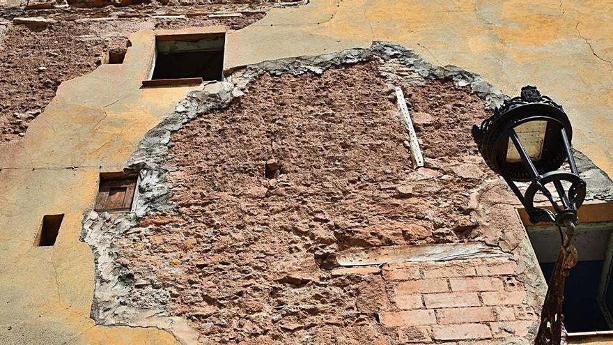 Façana escrostonada d&#039;una casa del carrer Harmonia, al barri vell de Berga, on es vol actuar