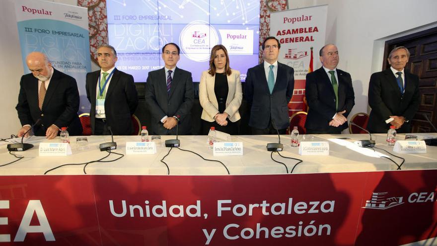 La presidenta de la Junta de Andalucía, Susana Díaz (c), junto al presidente de la CEA (Confederación de Empresarios de Andalucía), Javier González de Lara (3i), y el presidente de Cepyme (Confederación de Empresarios de Pequña y Mediana Empresa), entre otros , momentos antes de inaugurar hoy en Antequera (Málaga), el III Foro Empresarial &quot;Digitalización: una oportunidad para la empresa en Andalucía&quot;, durante el minuto de silencio que han guardado por el atentado perpetrado ayer junto al Parlamento británico.